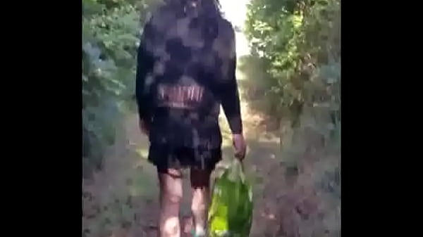 travestito bisessuale fa la sua prima passeggiata pubblica vestito da ragazza e quando ha visto qualcuno arrivare voleva passargli accanto ma alla fine è scappato invece votami contro continuerò a caricarlo con i 26 votanti segaioli