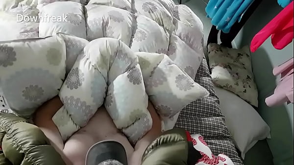 长版 40 分钟。潜入继姐妹的房间，拱起她的被子，射在她闪亮的夹克上