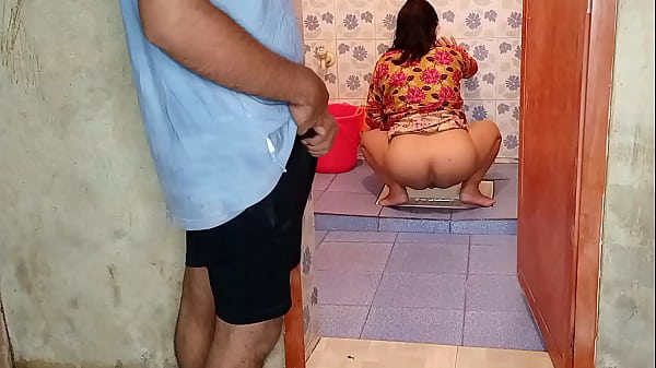 Sister-in-law called the young brother who was secretly watching in the bathroom and fucked him XXX Bathroom Sex