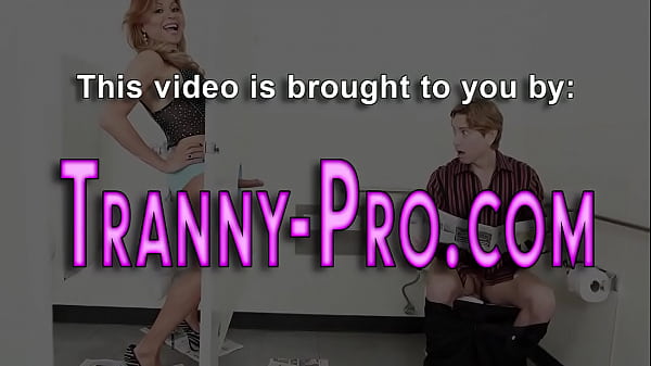 Wunderschönes Tgirl wird in den Arsch geschimpft