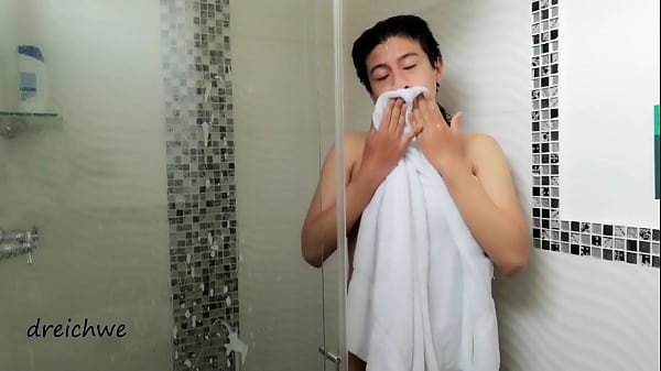 Bain chaud sur tout mon corps nu