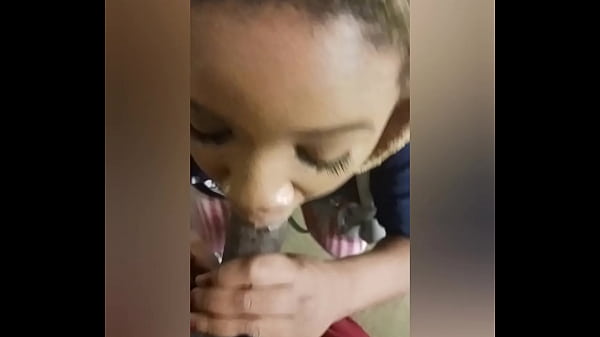 Ebony versucht, nicht beim Schwanzlutschen im Aufzug bis zum 13. Stock erwischt zu werden