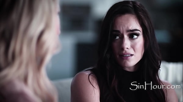 अद्भुत प्यारी किशोरी स्वयं आनंद लेती है