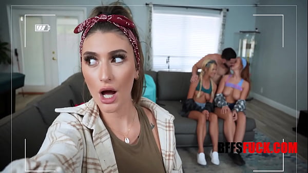 Heißes junges Mädchen hat Spaß