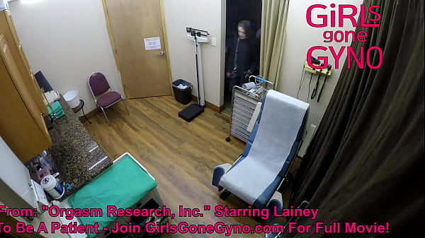 Leidenschaftliches junges Mädchen zieht sich aus