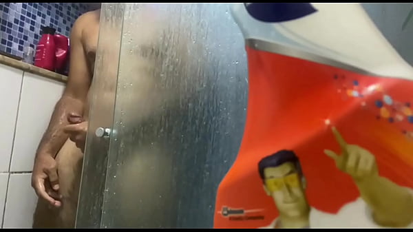 Süßes Teenie-Mädchen tanzt im Amateur-Stil