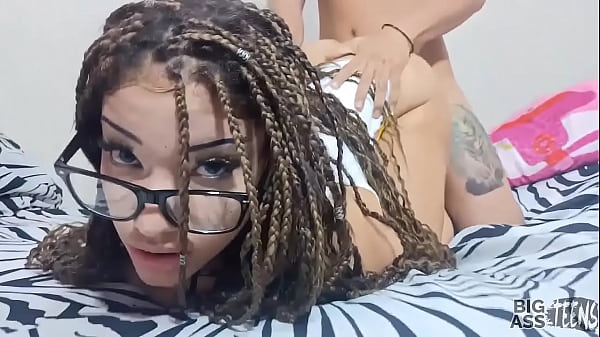 विकृत सौतेला भाई उसके सामने हस्तमैथुन करता है जबकि वह उसे पकड़ता है, उसे परेशान करता है और उसे अपनी बिल्ली और गांड देता है, उसके मुँह में वीर्य निकालता है Xvideos बड़ी गांड