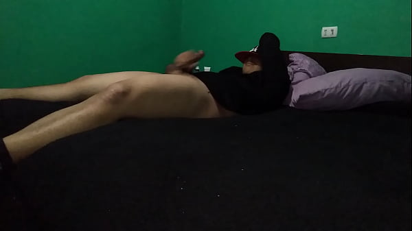 Es grabado mientras se toca su verga y muestra leche