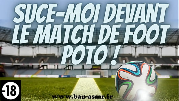 Meu melhor amigo chupa meu pau na frente de uma partida de futebol