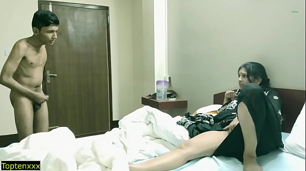 Ragazza teenager appassionata stuzzica in un amatoriale