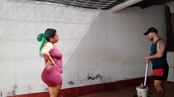 जब से मेरे पति यात्रा पर गए हैं, मैं घर पर अकेली महसूस करती हूं और बहुत कामुक महसूस करती हूं, मैं प्लंबर को बुलाने जा रही हूं जो बहुत अमीर है ताकि वह मुझे अच्छी तरह से चोद सके।