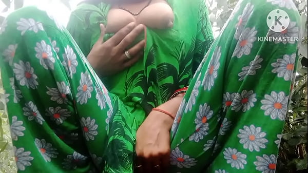 Indian sister-in-law went to the desi jungle and took out her vagina's water.
