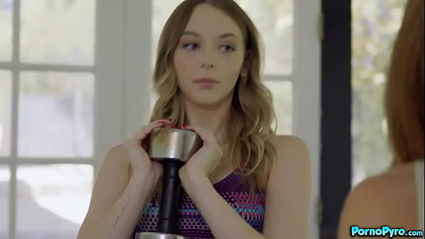 锻炼后性感红发女郎 &amp_ 金发莉莉·拉里玛 &amp_ Lumi Ray Makeout