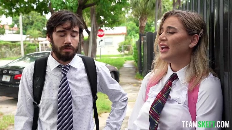 Les étudiants ont des relations sexuelles lors d'une réunion vidéo porno avec Blake Blossom, Nade Nasty