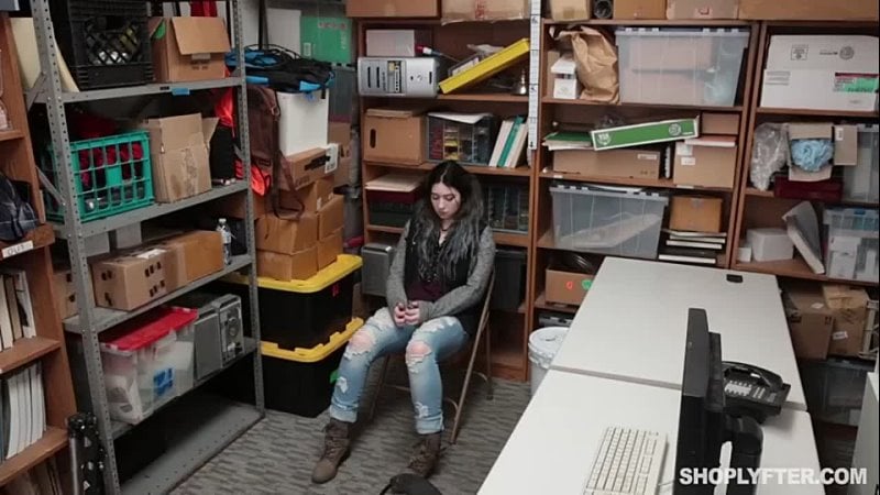 Amilia Onyx è stata sorpresa a rubare