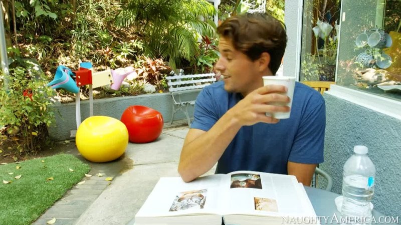 Ava Addams scopa sul divano con le sue tettone
con Ava Addams e Tyler Nixon
sito della mamma sexy del mio amico