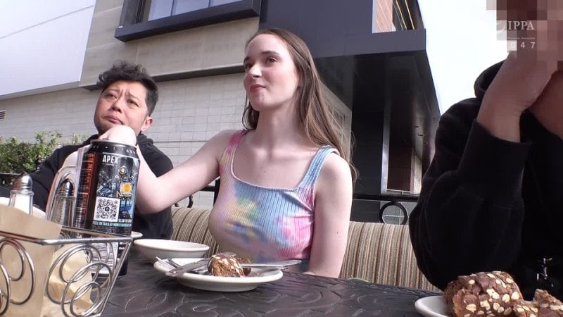 Hikr 198 Hazel Moore, eine College-Studentin, die gerade das Herz gebrochen hat und in Los Angeles aufgesammelt hat, macht ihre schönen Brüste