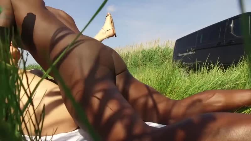 Cayenne Klein et Joss Lescaf sexe hongrois et nègre sur la nature