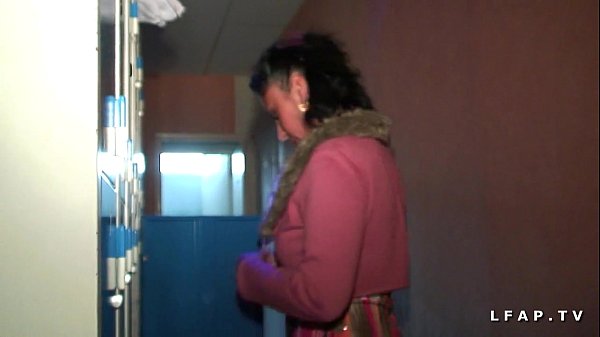 Francesa libertina sodomizada en la sauna en un trío con Papy voyeur