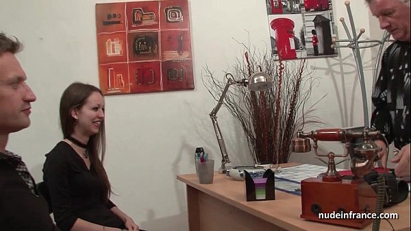 Amateur-Analcasting auf der Couch einer dünnen französischen Brünetten in Strümpfen