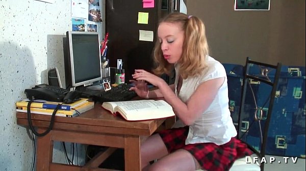 Petite salope étudiante sérieusement sodomisée avec une bonne éjaculation faciale