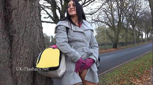 L'amatrice oscura Chloe Lovettes esibisce in pubblico e mostra birichine all'aperto