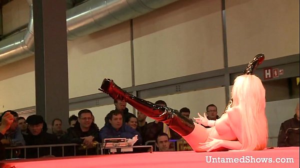 Sexy Schlampe macht es sich auf der Bühne schmutzig