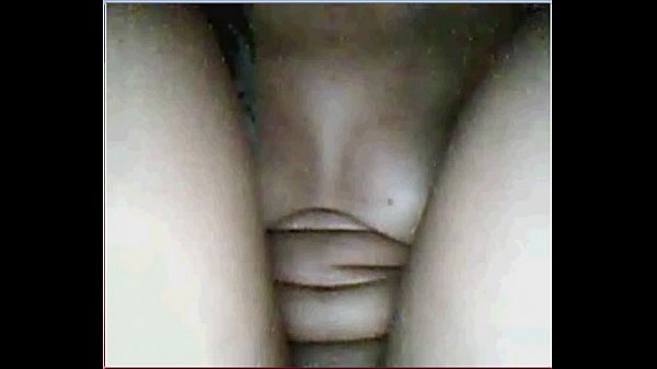 une nana potelée en ébène se masturbe à nouveau pour des inconnus !