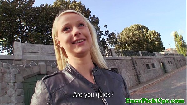 Publicsex vụng về hút vòi nước vì tiền mặt