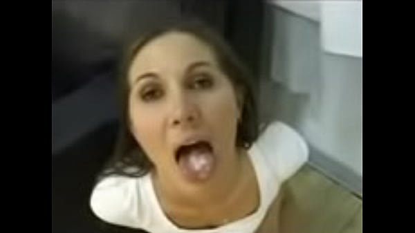 BUON ANALE SU UN DIVANO, UNA PUTTANA INGOIA IL LATTE