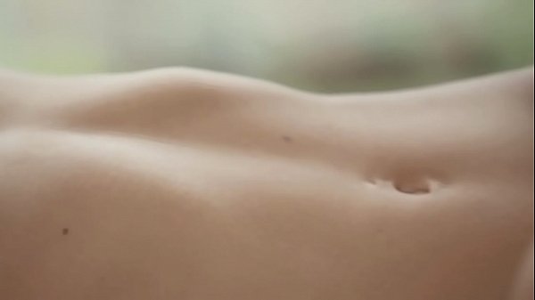 Blondes Model wird auswärts gegessen und langsam gefickt